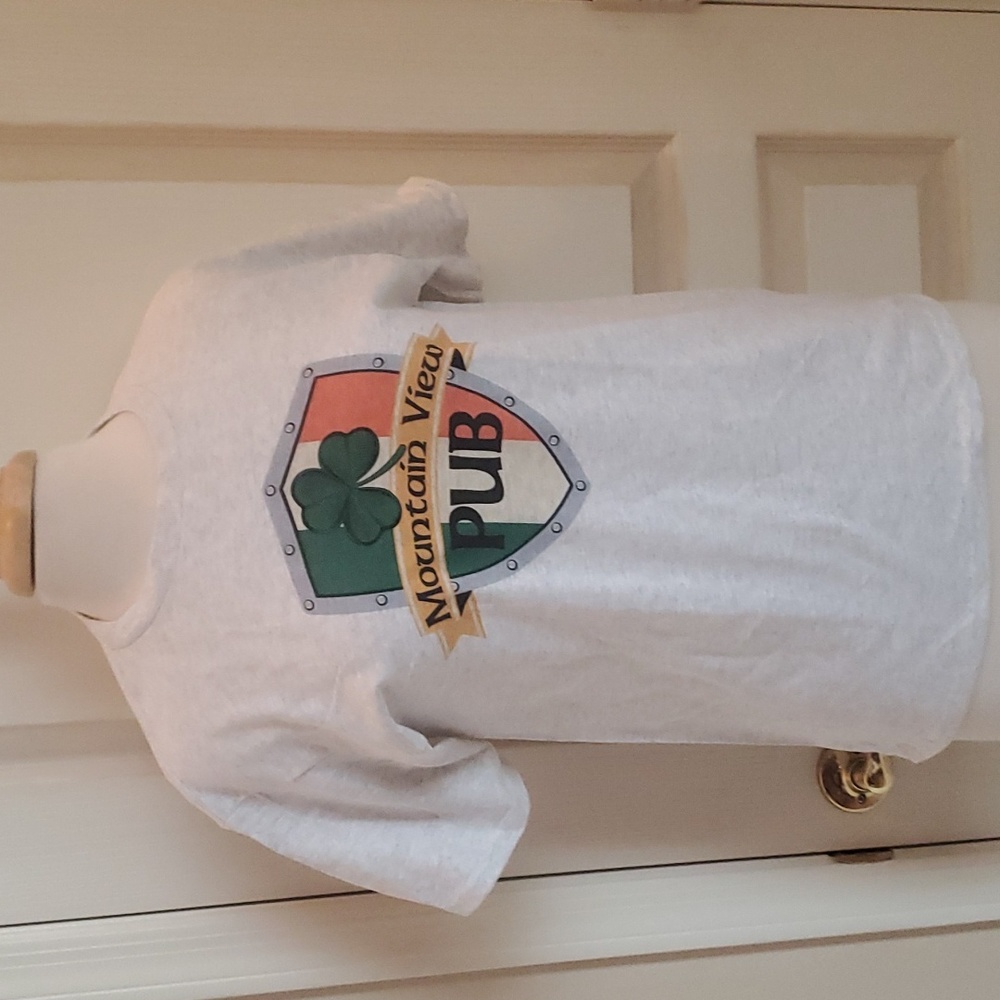SALE! Mountain View Pub T-shirt nwot
